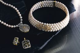 Rings-and-necklaces-with-pearls-on-marble-surface